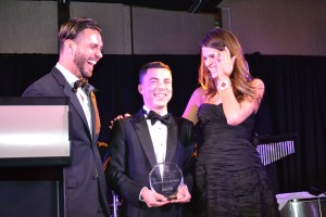 Marcus Vinicius Ribeiro, do conselho de diretores e um dos membros fundadores da BrazilFoundation, recebe prêmio em nome do artista Romero Britto que não pode comparecer. Britto doou um capacete que leiloou por US$20 mil