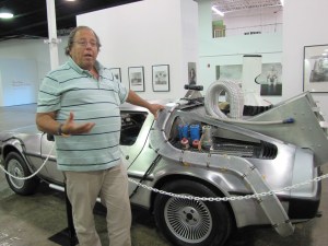 Michael Dezer mostra um dos seus favoritos, "De volta pra o futuro". Foto de Carla Guarilha.