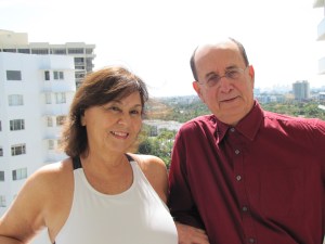Antonio Adolfo e Ana na varanda do apartamento. Foto de Carla Guarilha.