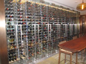 O Trump Hollywood tem uma adega especial. Os donos dos apartamentos podem optar por espaço de 12 (por US$12,000) a 60 garrafas (por US$60 mil). Foto de Carla Guarilha.