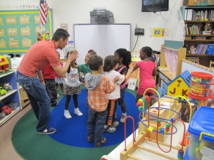 Alexandre Lopes com as crianças do programa de inclusão que criou na escola Carol City Elementary, em Miami. Foto de Carla Guarilha.
