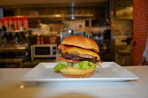 "Brutos", um dos favoritos no Giraffas em Miami: Hamburguer de picanha, ovo frito, queijo, presunto, tomate, alface e bacon. Fotos de Carla Guarilha.