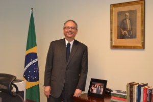Embaixador Hélio Ramos na sua sala no consulado do Brasil em Miami. Fotos de Carla Guarilha.