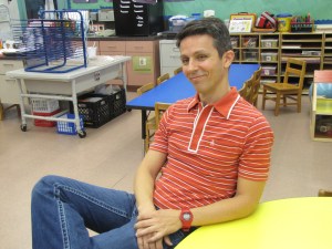 Alexandre Lopes na sala de aula. Foto de Carla Guarilha