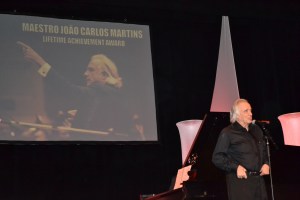 Maestro João Carlos Martins recebendo o prêmio nos EUA.