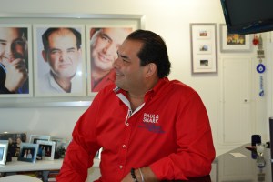 Jota em seu apartamento em Miami.