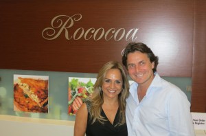 Yara Gouveia e sócio Pascal Cohen, na frente do Rococoa, no shopping Aventura. Foto: Cortesia Yara Gouveia.