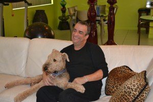 Borges em sua casa com Dylan, de 6 anos, um Terrier Airedale, sempre a seu lado