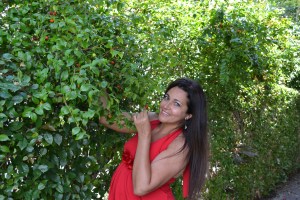 Rose Max pegando uma pitanga no pé, em sua casa em Miami Beach.