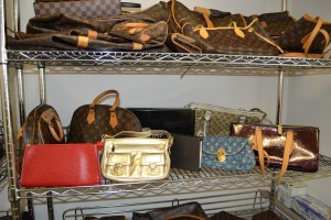 Prateleiras com as bolsas que chegam no estoque diariamente