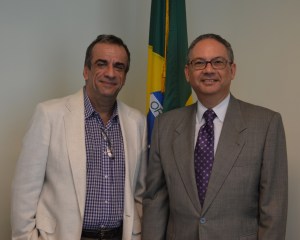 Carlos Borges com o Embaixador Hélio Ramos no consulado do Brasil em Miami