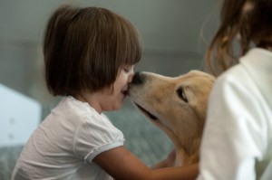 Abril Iriondo, de 3 anos, se encantou com Casey enquanto esperava o voo para Buenos Aires com a família.
