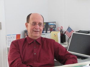 Ele empre sorri quando fala das filhas. Foto de Carla Guarilha.