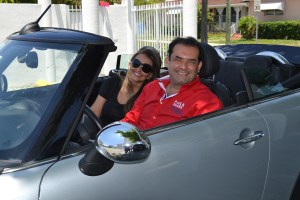 Jota com a noiva Giuliane. Depois de ter carros de todas as marcas, diz que hoje não trocaria seu Mini Cooper conversível por nenhum outro.
