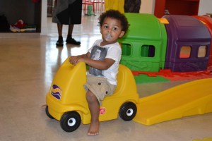 Nicco, com 1 ano, visita pela primeira vez o Planet Kids