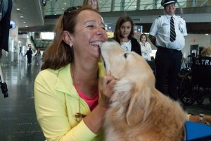 Alicia Vasquez, de Buenos Aires, ganha um beijo enquanto espera seu voo.