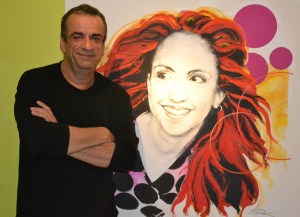 Borges na frente do quadro da Amanda em sua casa, pintado por Jean Pierre Rousselet quando ela tinha 17 anos