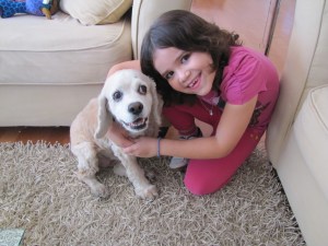 Carol e sua cachorrinha de estimação. Foto de Carla Guarilha.