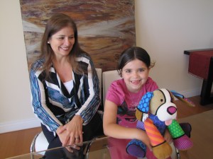 Carol e seu outro cachorro favorito, de Romero Britto, amigo de Claudia. Foto de Carla Guarilha.