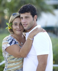 Com a mãe Christina Degreas. Foto de Jade Matarazzo.