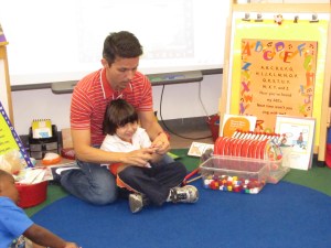 Lopes com um dos alunos. Foto de Carla Guarilha.