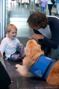 Ivan Dates e seu filho, Felipe, de 2 anos, curtem momentos alegres com Casey antes do embarque para Argentina.