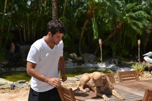 Michael com Mia, sua cachorra de 2 anos.