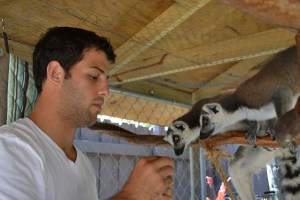 Com seus Lêmures na sua casa em Miami