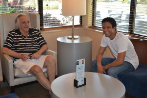 Jean William descontraído ao lado do “padrinho” profissional no hotel em Fort Lauderdale na manhã da apresentação