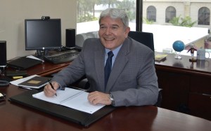 Leandro Alves no seu escritório do BB Américas em Coral Gables. Foto de Carla Guarilha