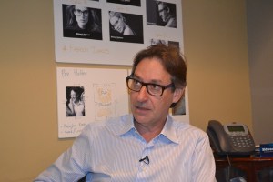 Eduardo no escritório da "Edward Beiner" em South Miami, onde fica sua primeira loja, desde 1981. Foto de Carla Guarilha