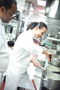 Paula DaSilva na cozinha do 1500º. Foto Cortesia 1500º.