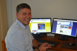 Carlos Wesley, em sua casa, em Miami, sempre sorridente -- e trabalhando, constantemente em busca de doadores de medula óssea. Um caso de compatibilidade é o suficiente para salvar uma vida, diz ele. Foto de Carla Guarilha