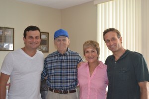 David Schurmann (esq.), Eddie, padrasto de Heloisa, que mora em Miami e fez 90 anos no domingo, Heloisa e Wilhelm, o caçula da família. Foto de Carla Guarilha