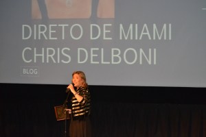 Chris Delboni recebe o prêmio dia 3 de maio. Foto de Carla Guarilha