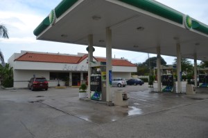 A entrada é típica de um posto de gasolina. A surpresa é quando se abre a porta da "lojinha" de conveniência. Foto de Carla Guarilha