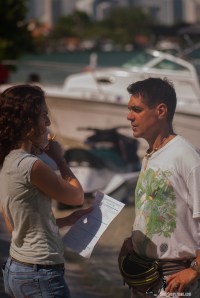 Rodrigues durante Dia Internacional de Limpeza Costeira, no último sábado, coordenando o trabalho com uma voluntária da ECOMB. Foto: Cortesia ECOMB