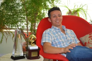 Em sua casa em Miami, com seus troféus ao lado. Foto de Carla Guarilha