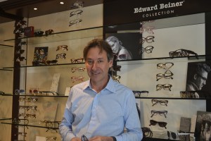 Na loja da Sunset Drive, Edward conta com orgulho que faz questão de tratar os clientes com o "carinho brasileiro". Foto de Carla Guarilha