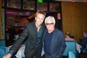 Celebridades já visitam o restaurante mesmo antes da inauguração VIP. Na foto, o famoso músico francês Cerrone, que lota qualquer palco para mais de um milhão de pessoas, estava recentemente jantando no Doré com amigos. À esquerda, Nallé, carinhosamente apelidado de “embaixador” do restaurante. Ele é o cara! Cuida de todas as mesas VIPs. Foto de Carla Guarilha