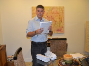 Na mesa, já prontos os envelopes para ele colocar no correio com formulários de novos doadores. Foto de Carla Guarilha