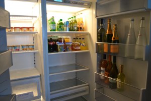 Na geladeira de todos os quartos tem desde sorvete e leitinho para as crianças até champagne Veuve Clicquot, meia garrafa ou inteira. Foto de Carla Guarilha