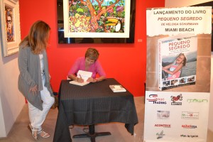 Na noite de autógrafo em Miami. Foto de Carla Guarilha