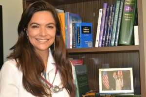 Dra. Debora tem na estante do seu consultório uma foto com Presidente Obama, inspiração para o logo de seu instituto. Foto de Carla Guarilha