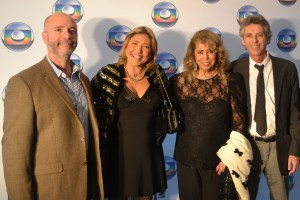 Raul Reis, diretor ("Dean") da faculdade de jornalismo da Florida International University (esq.), Chris Delboni, Amanda Delboni e Allan Richards, vice-diretor da faculdade de jornalismo da FIU. Foto de Carla Guarilha