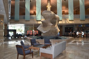 Lobby do InterContinental Miami depois da reforma de US$30 milhões. Foto de Carla Guarilha