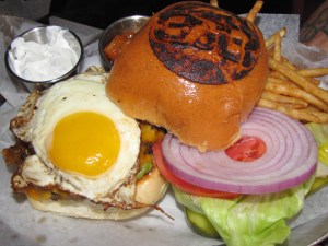 B&B - hambúrguer com quase tudo.