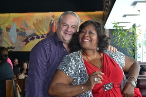 Steven Hass com a velha amiga Maryel Epps no City Hall. Foto de Carla Guarilha