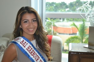 Orgulhosa da faixa de Miss Bal Harbour. Foto de Carla Guarilha. 