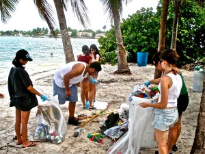 Dia Internacional de Limpeza Costeira. Foto: Cortesia ECOMB